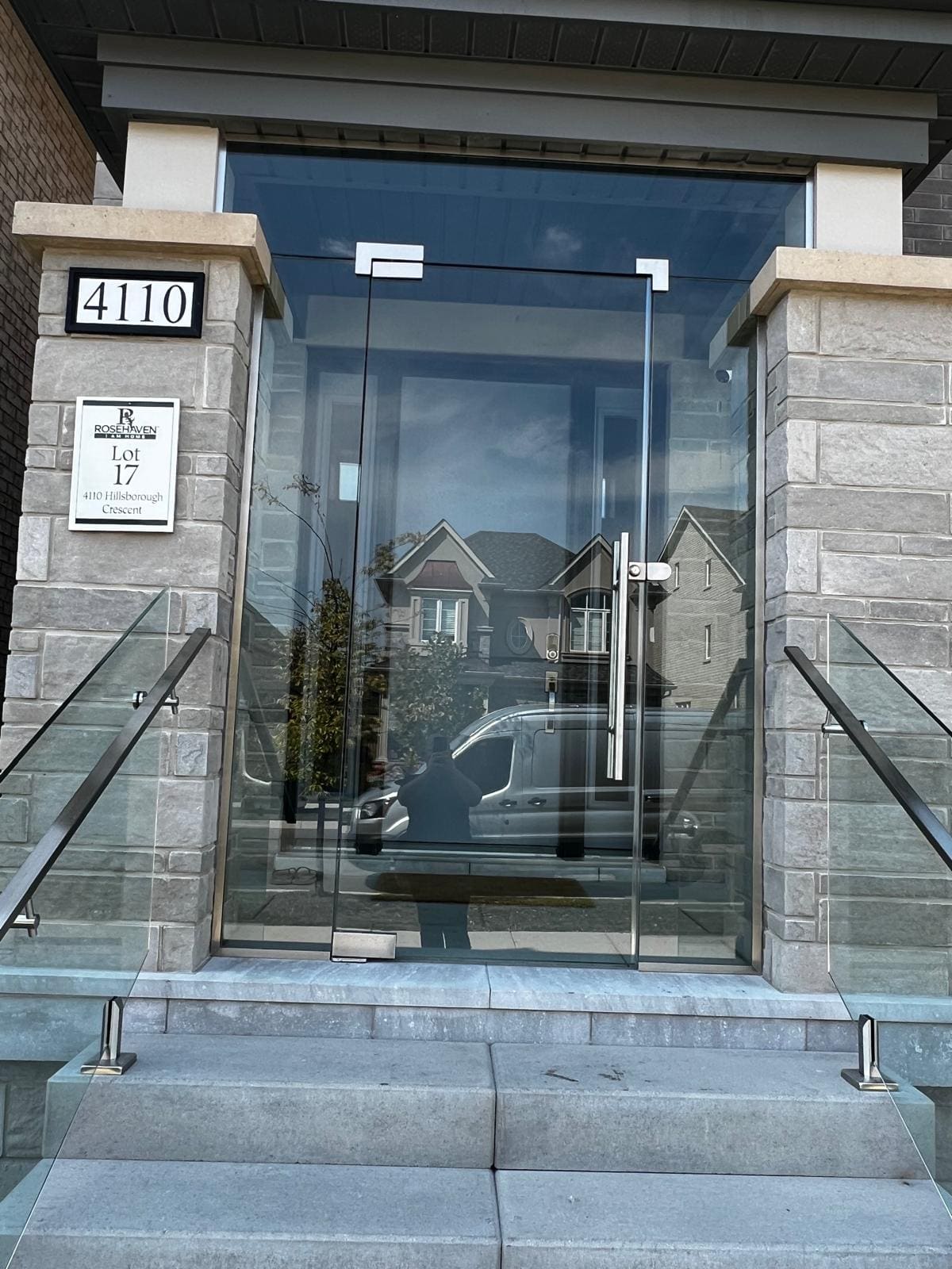 Frameless glass on both sides of new-build entry steps