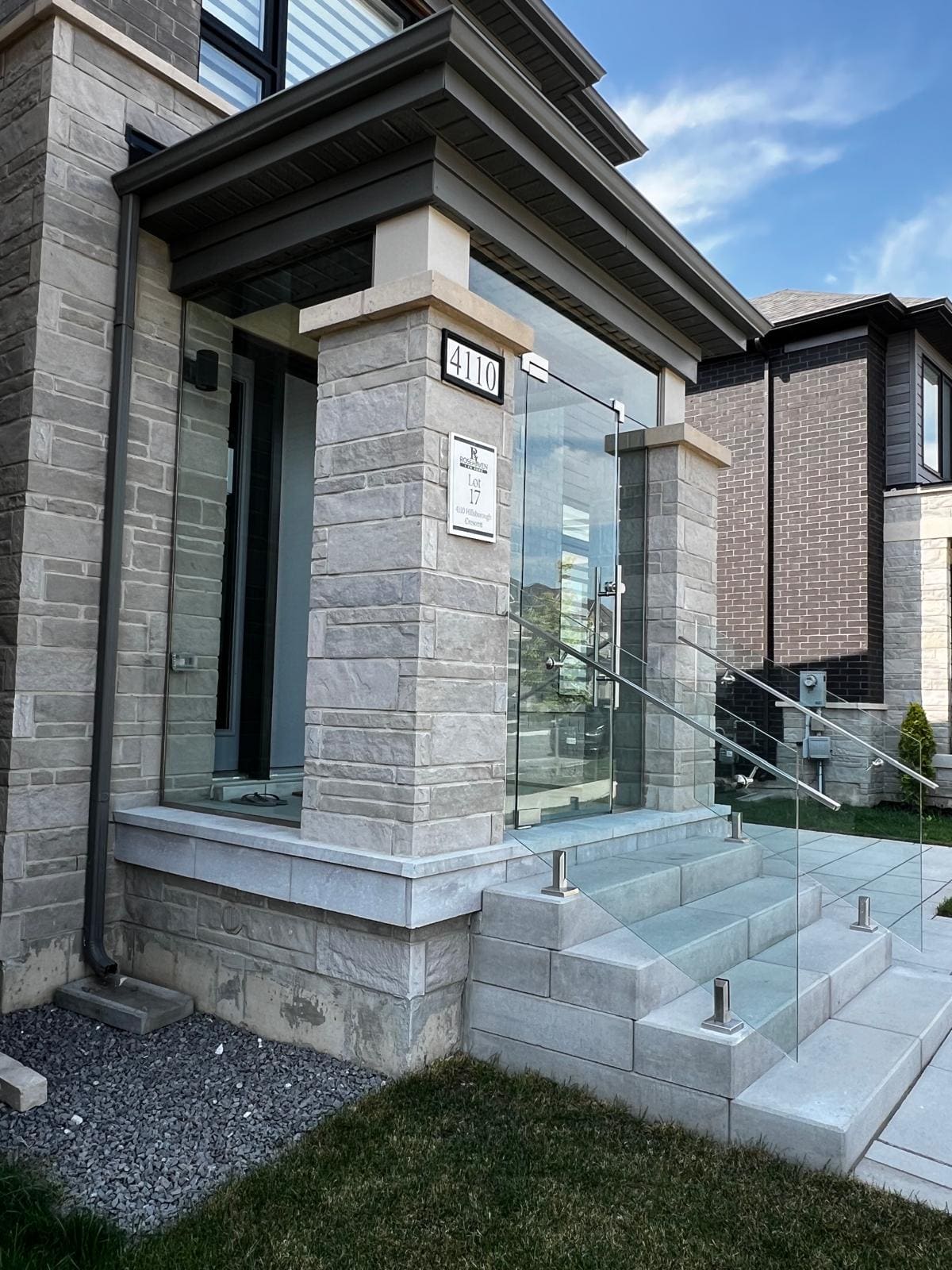 Frameless glass on both sides of new-build entry steps