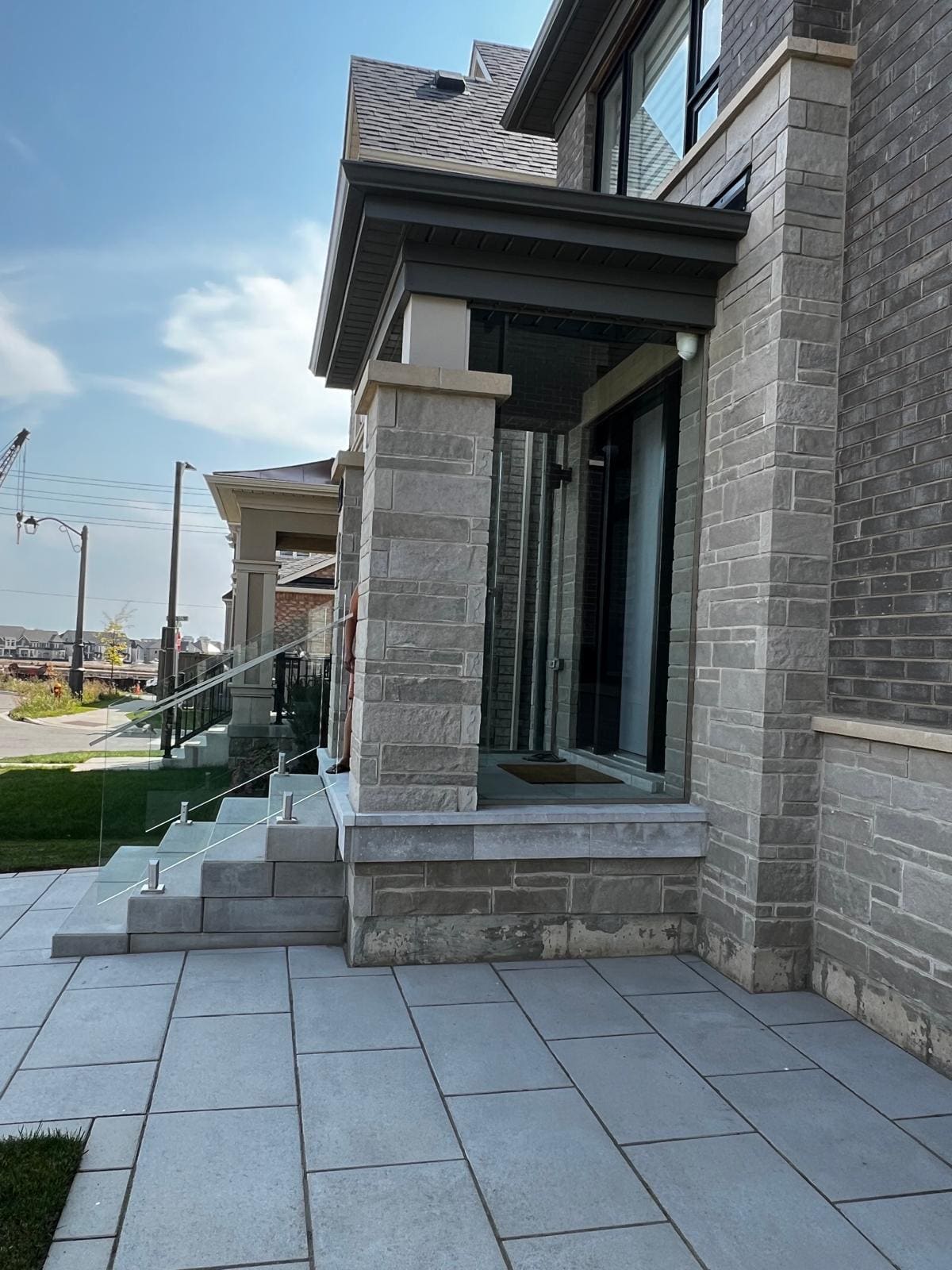Frameless glass on both sides of new-build entry steps