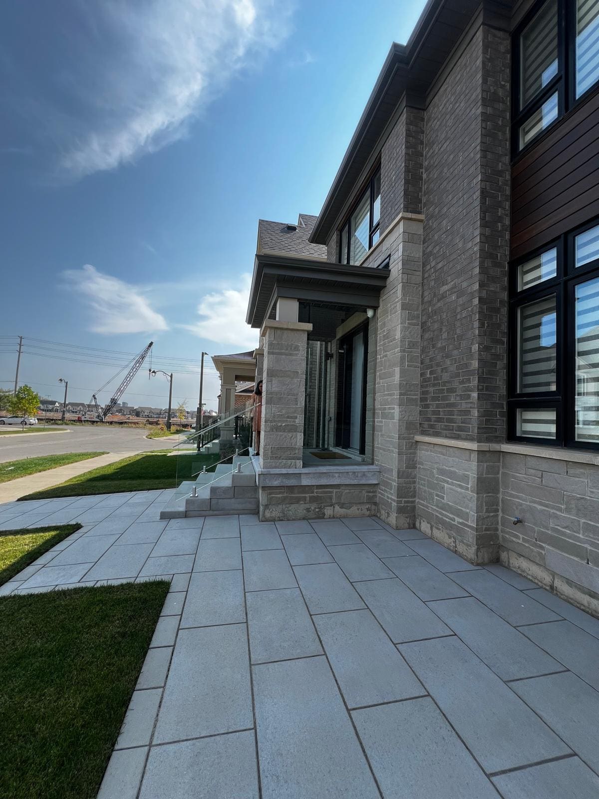 Frameless glass on both sides of new-build entry steps