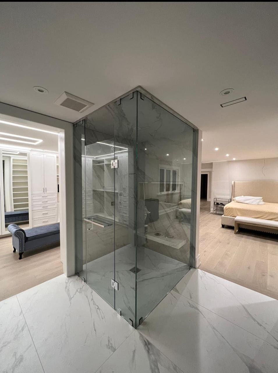 Neo-angle shower in a large ensuite