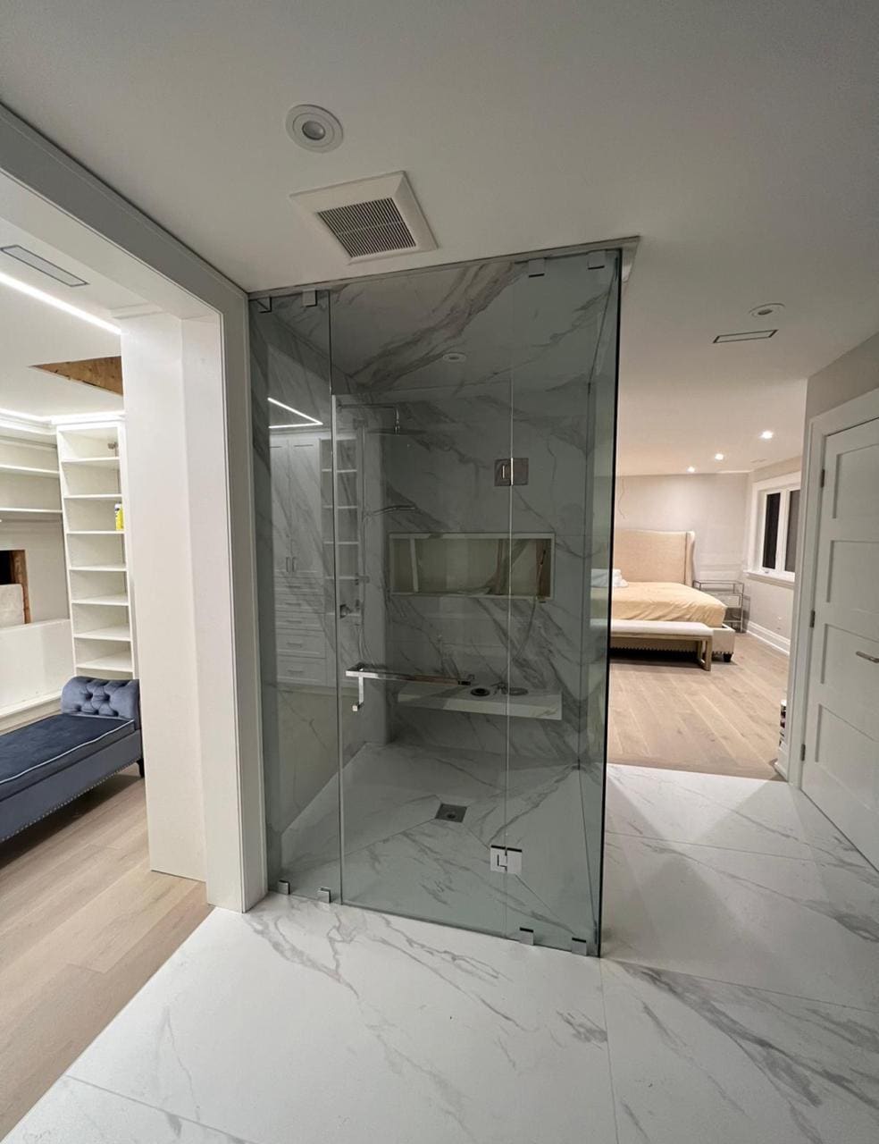 Neo-angle shower in a large ensuite