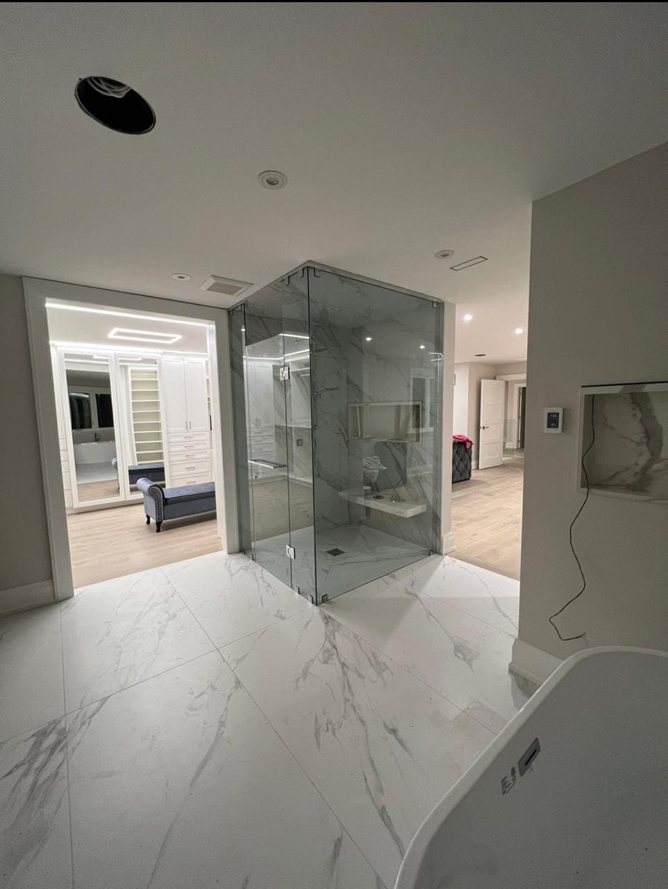 Neo-angle shower in a large ensuite