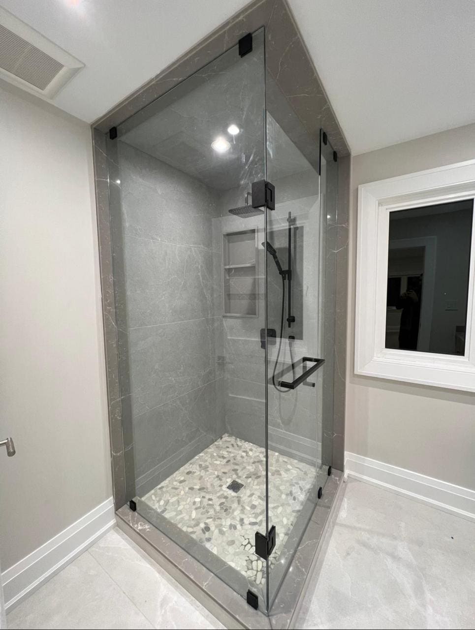 Neo-angle shower with black hardware