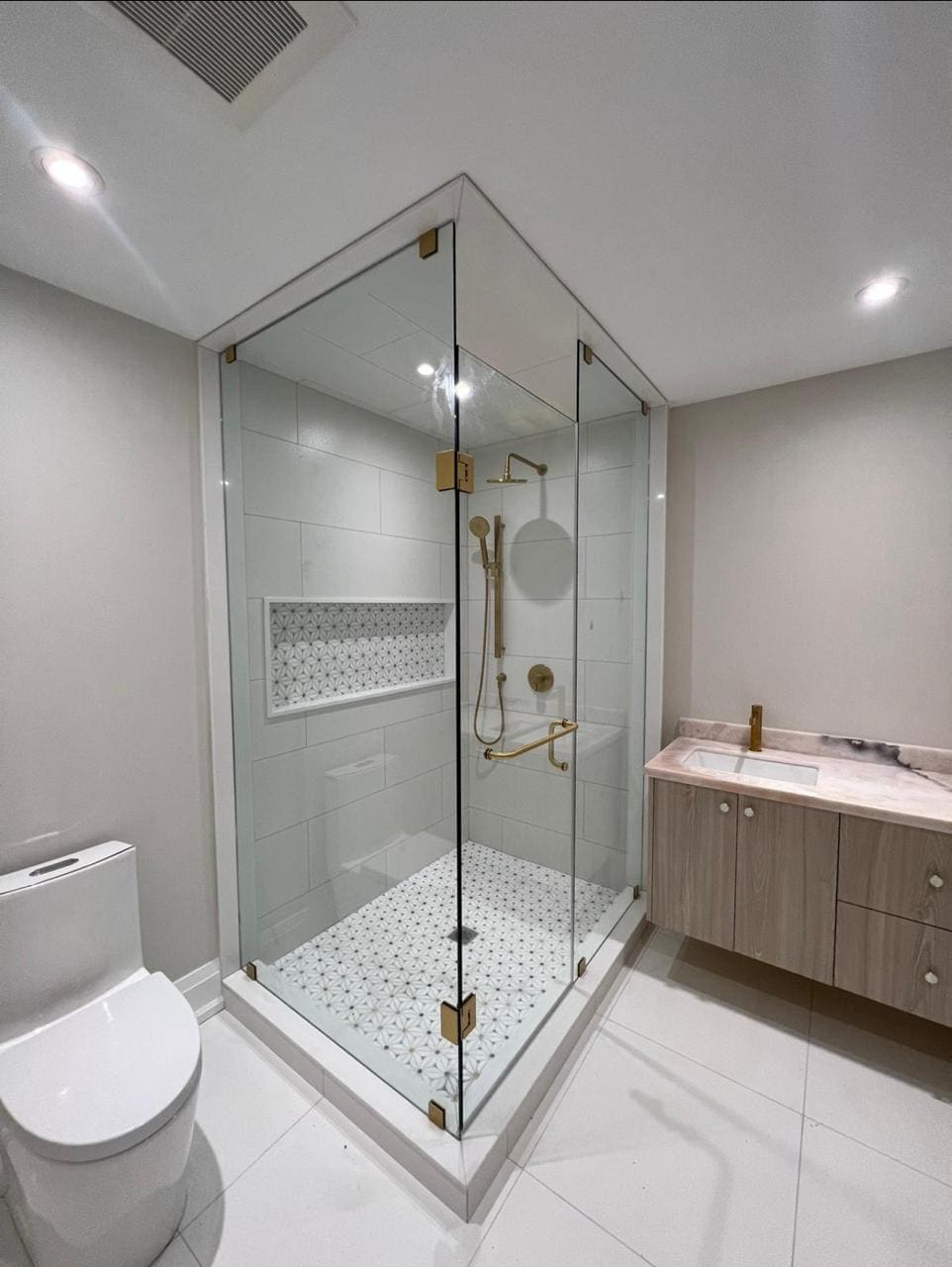 Neo-angle shower with brass hardware