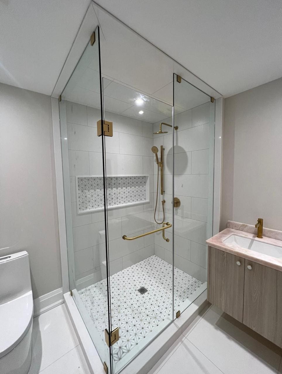 Neo-angle shower with brass hardware